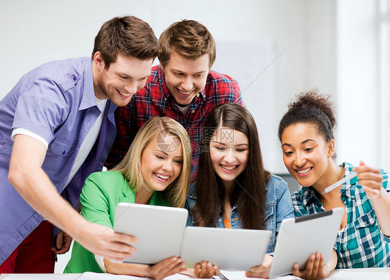 教育网络微笑的学生学校的讲座中看平板电脑图片