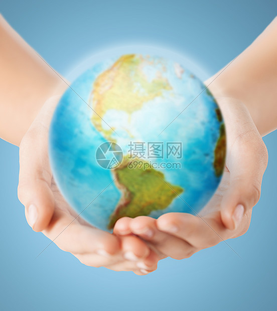 人地理人口与平的密切人类的手与地球仪美洲大陆的蓝色背景图片