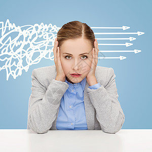 商业教育情感压力人们的观念压力很大的女商人学生用手捂住耳朵,用凌乱而笔直的箭头遮住蓝色的背景图片