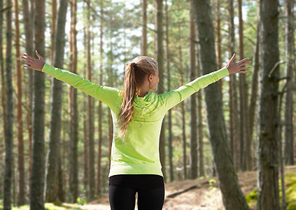 健身,运动,幸福人的快乐的女人后举手来,树林的背景图片