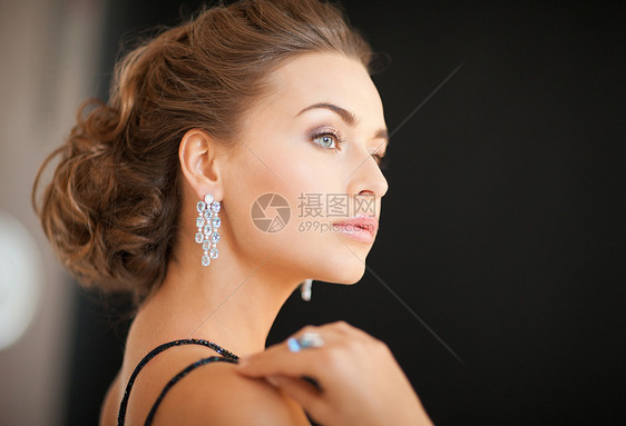 穿着晚礼服的漂亮女人戴着钻石耳环图片