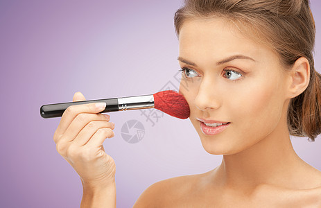 人,美,化妆配饰的亲密的轻快乐的女人应用腮红刷紫背景图片