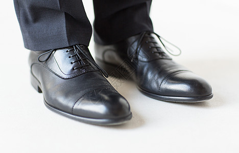 人,商业,时尚鞋类的男人的腿优雅的与鞋带花边靴子图片