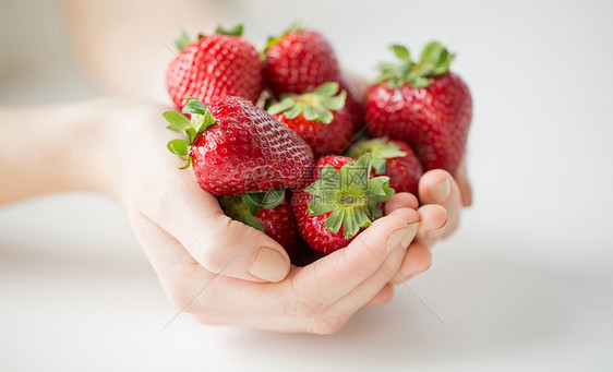 健康的饮食,节食,素食人们的亲密的女人手草莓家里图片