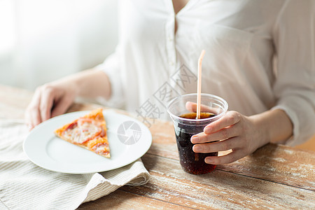 披萨盘快餐,人健康的饮食观念靠近女人的手与比萨饼可口可乐饮料坐桌子上背景