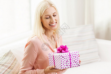 人们,节日,庆祝生日的微笑的轻女人家里礼品盒图片