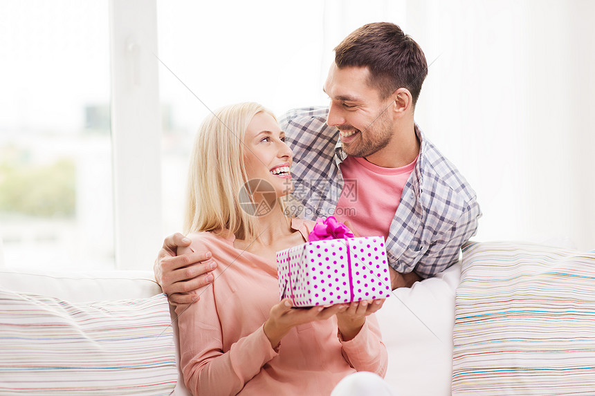关系,爱,人,生日假期的快乐的男人家里给女人礼物盒图片