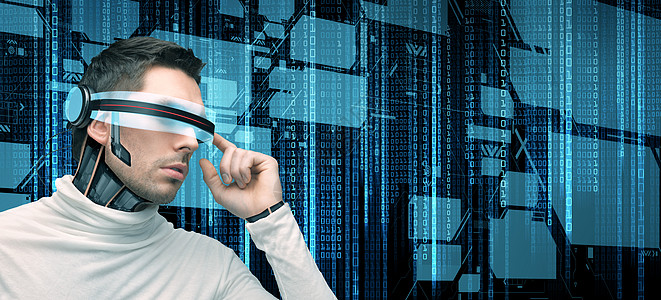 人,技术,未来编程人与未来主义眼镜微芯片植入传感器黑色背景与进制系统代码虚拟屏幕图片