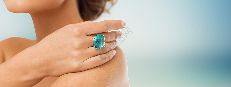 美丽,珠宝,人配件的近距离的女人与鸡尾酒戒指蓝色背景上图片
