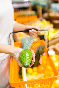 水果冰棍销售,购物,消费主义人的轻妇女的食物篮子鳄梨市场上背景