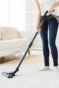 人,家务家务妇女用吸尘器清洁地毯家里图片