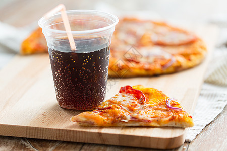 快餐,意大利厨房饮食比萨饼与杯可口可乐饮料木桌上图片