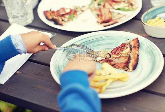 假日,垃圾食品,晚餐,孩子人的孩子的手与叉子盘子吃比萨饼夏季花园的桌子图片