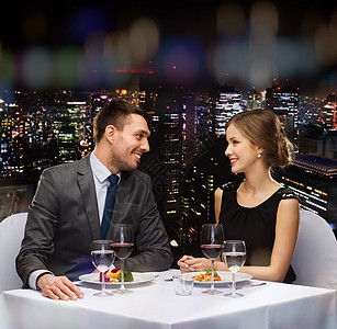 餐厅,夫妇假日微笑的夫妇餐厅吃红酒主菜背景图片