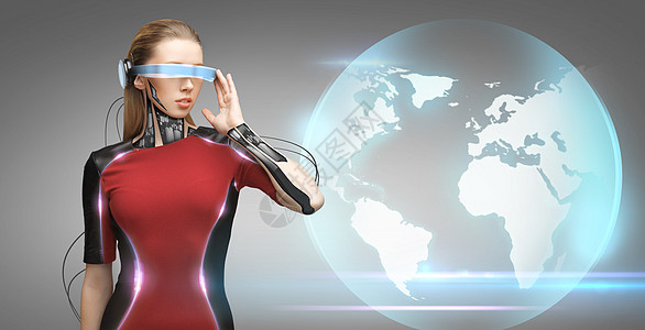 人,技术,未来进步轻妇女与未来主义眼镜微芯片植入传感器灰色背景上的蓝色地球全息图图片
