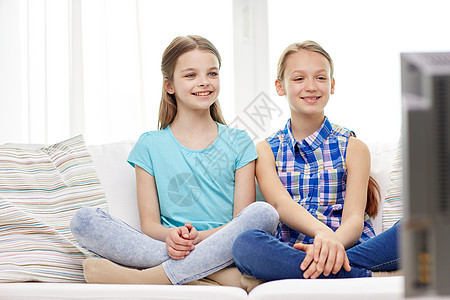 人,孩子,电视,朋友友谊的两个快乐的小女孩家看电视图片