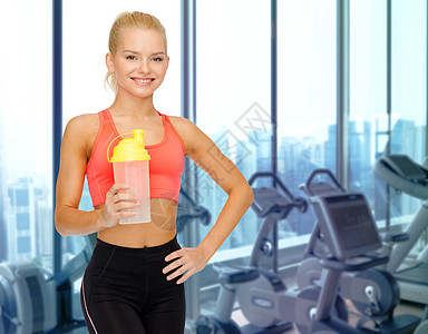 人,运动,健身娱乐活动快乐的女人与蛋白质瓶健身房的机器背景图片