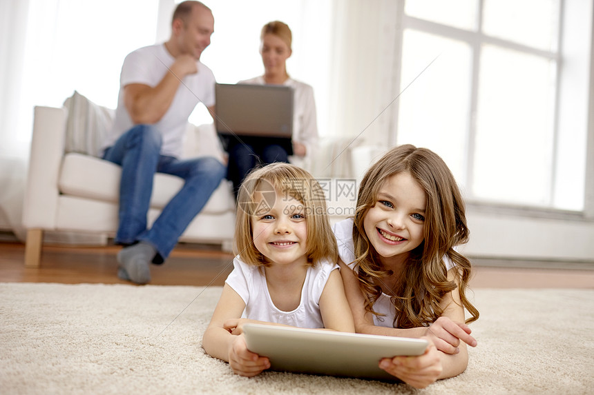 ‘~人,家庭,技术孩子的快乐的小小姐姐玩平板电脑家里  ~’ 的图片