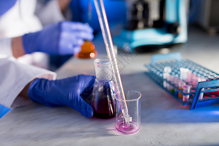 科学化学生物学医学人的用吸管瓶子临床实验室进行测试研究的轻科学家的特写图片