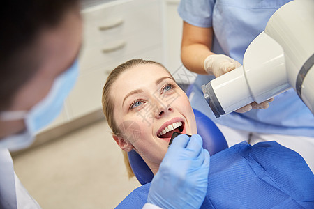 人,医学,口腔医学,技术保健密切牙医把口腔内盾给女病人口腔助理指导X光机牙科诊所图片