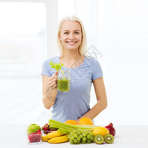 健康饮食,素食,饮食,排人的微笑的女人喝绿色蔬菜汁动璃家里图片