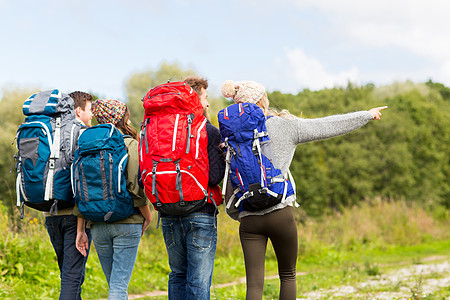 冒险,旅行,旅游,徒步旅行人的群朋友后带背包散步图片