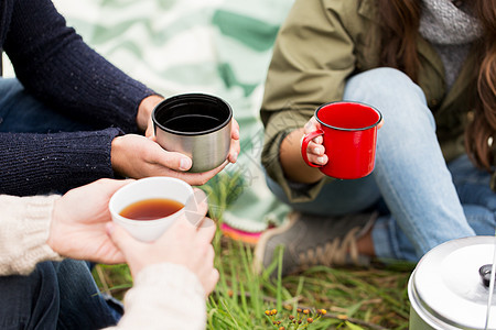 冒险,旅行,旅游人的近距离徒步旅行者喝茶杯子营地图片
