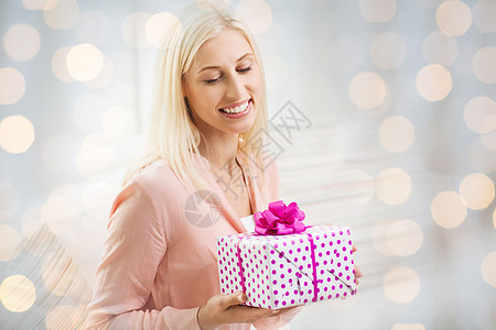 人们,庆祝,情人节生日微笑的轻女人与礼品盒节日灯光背景图片