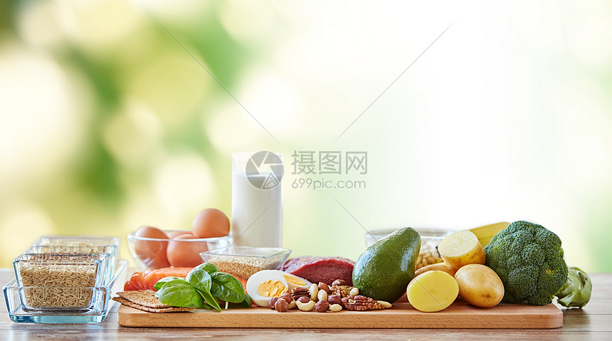 平衡饮食,烹饪,烹饪食品蔬菜,水果肉类木制桌子上绿色自然背景图片