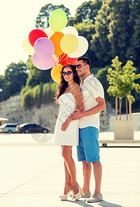 爱情,婚礼,夏天,约会人们的微笑的夫妇戴着太阳镜,公园里拥抱气球图片