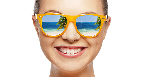旅游度假暑假快乐的人的戴着太阳眼镜的快乐少女的肖像图片