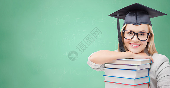 教育,高中,知识人的照片的快乐学生女孩妇女Trencher帽与叠书绿色粉笔板背景图片