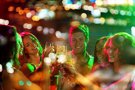 派,假期,庆祝,夜生活人们的微笑的朋友夜总会用假日灯碰杯香槟图片