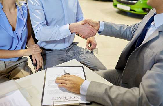 汽车业务,汽车销售,手势人的密切客户与经销商握手车展沙龙图片