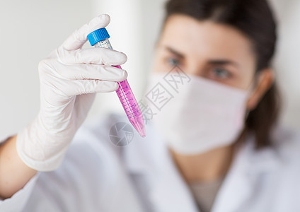 科学化学生物学医学人的轻的女科学家着试管,临床实验室进行样品制作测试研究图片