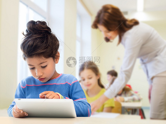 教育,小学,技术儿童小学生女孩与平板电脑课堂教师背景图片