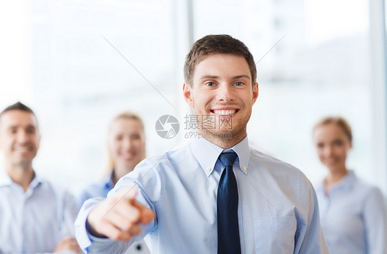 商业,人,手势队合作的微笑的商人指着你与群商人办公室开会图片