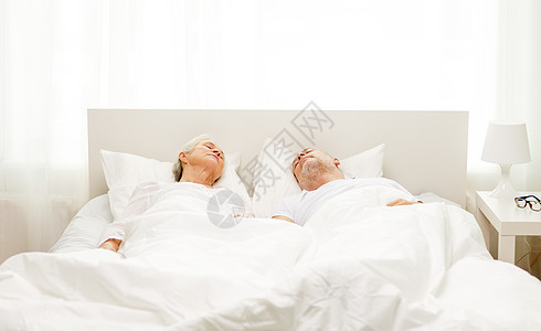 家庭,睡觉时间,休息,龄人的快乐的高级耦合器躺家里好图片