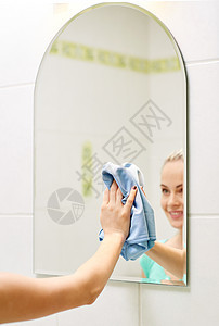 人,家务家务快乐的女人清洁镜子与抹布家图片