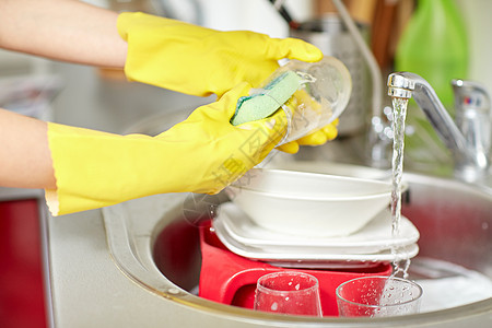 人,家务,洗衣家务妇女的手,家庭厨房用海绵洗碗防护手套背景图片