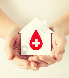 医疗保健医药献血双手牵手,着白色纸屋,红色的捐献者标志图片