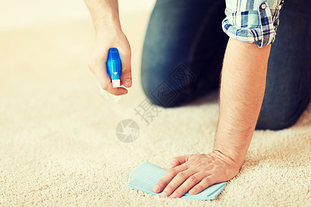 清洁家庭用布地毯上特写男清洁污渍图片