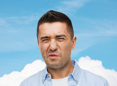 情绪,部表情人的男人蓝天云背景上哭泣愉快的气味图片