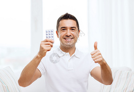 人,药物,药物保健快乐的男人家里竖大拇指着包药丸图片