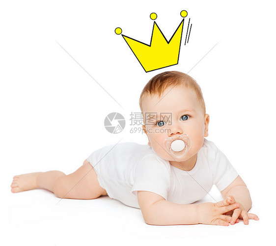 孩子蹒跚学步的微笑的婴儿躺地板上,嘴里假人图片