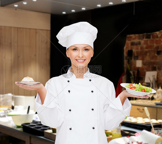烹饪,人食物微笑的女厨师,厨师包师与沙拉蛋糕餐厅厨房背景上的盘子图片