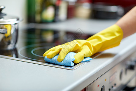 人,家务家务亲密的妇女手家里厨房用抹布清洁炊具保护手套背景图片