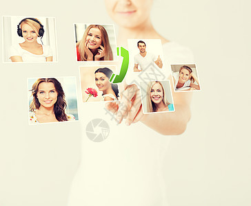 技术通信妇女按按钮虚拟屏幕上与联系图标图片