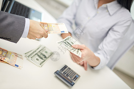 财务货币汇率商业人的密切男女办公室给予金钱的手图片