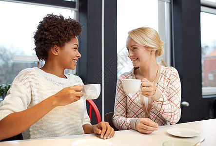 人,休闲,友谊沟通的快乐的轻女咖啡馆见喝茶咖啡图片